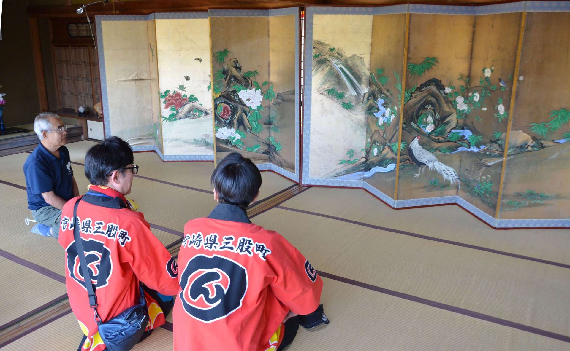 小倉邸で見つかった大びょうぶを展示する「端午の節句」展＝宮崎県三股町樺山