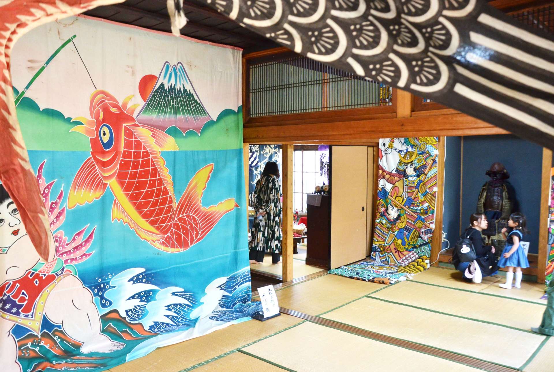 「端午の節句」を祝う高知の大漁旗などが展示されている小倉邸内＝宮崎県三股町樺山