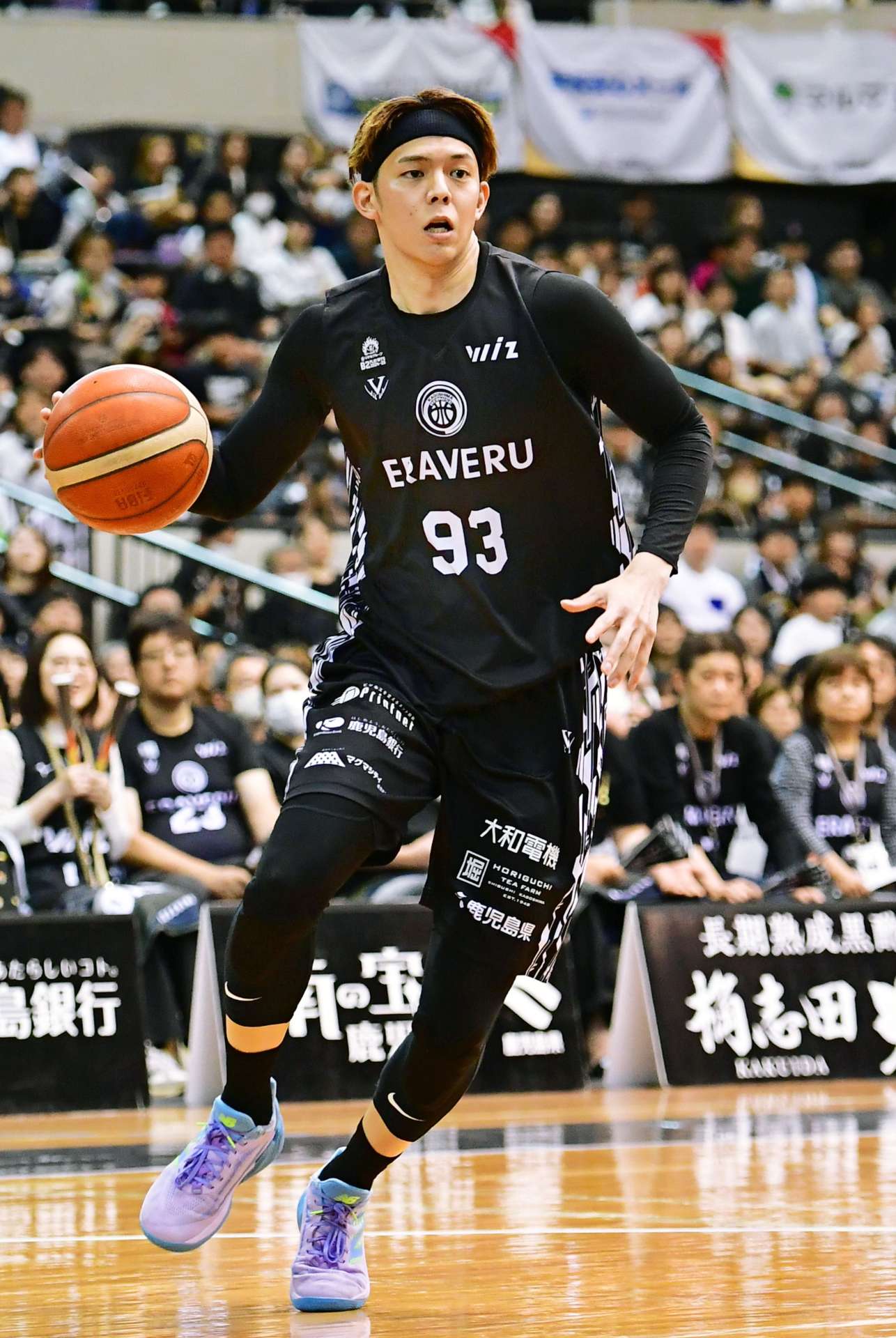ドリブルで攻め込むレブナイズの上良＝西原商会アリーナ