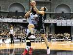 第２クオーター、レブナイズの飴谷がシュートを決める＝鹿児島市の西原商会アリーナ
