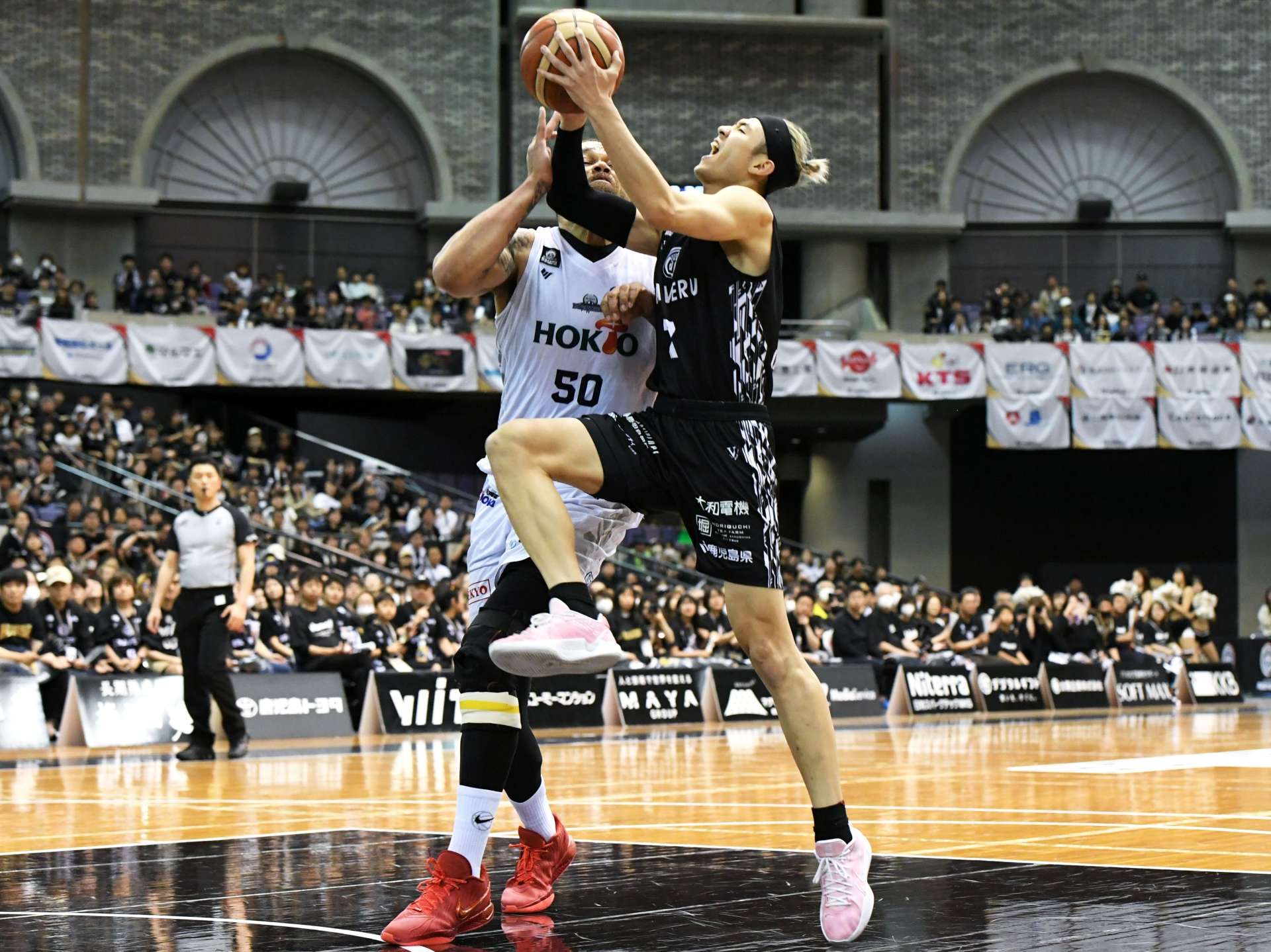 第２クオーター、レブナイズの飴谷がシュートを決める＝鹿児島市の西原商会アリーナ