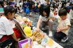 熱心に品定めをする子どもたち＝５日、鹿児島市のセンテラス天文館