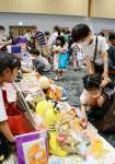 熱心に品定めをする子どもたち＝５日、鹿児島市のセンテラス天文館