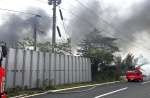 黒煙を上げる火災現場＝５日、鹿児島市犬迫町