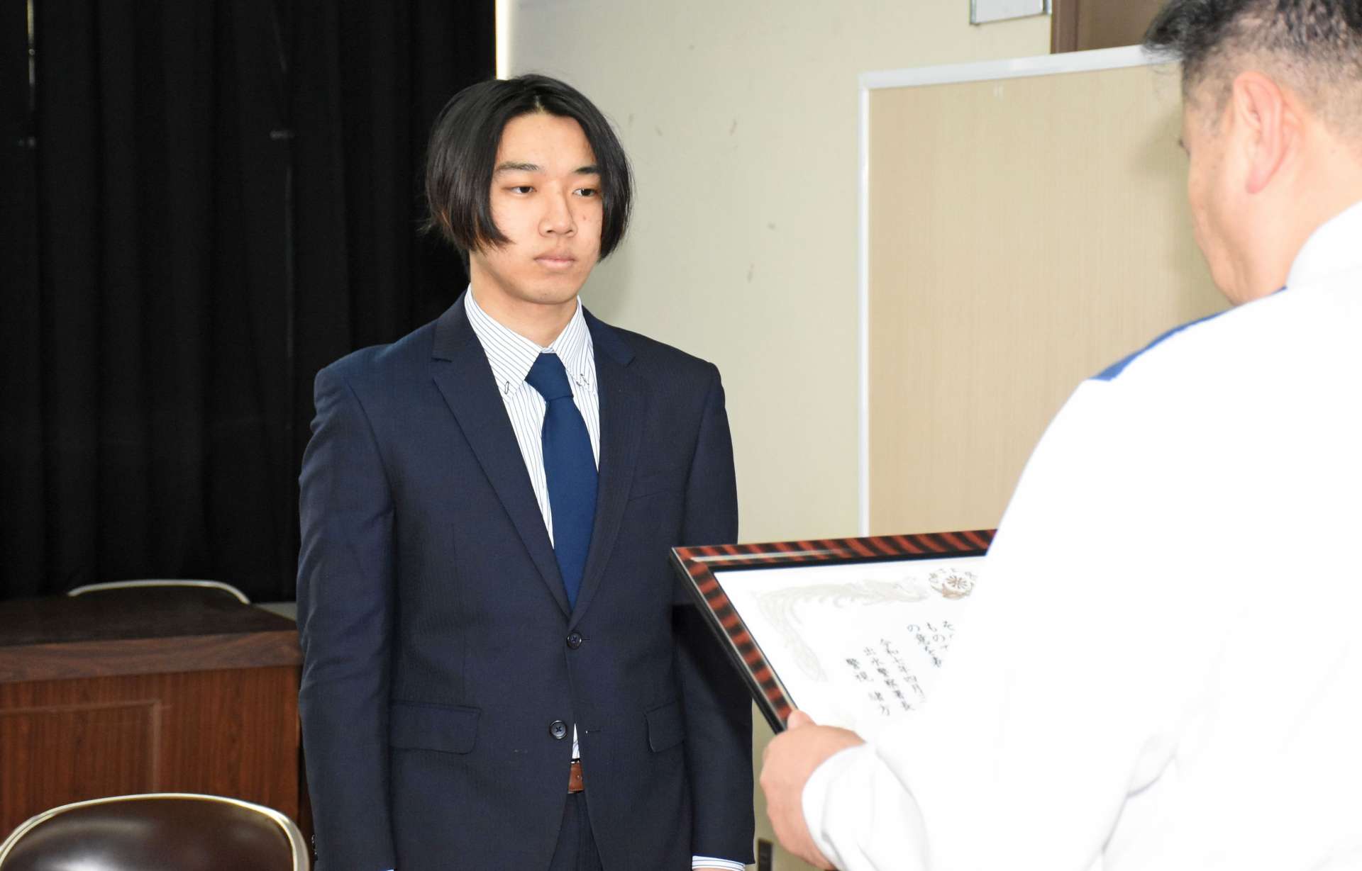 署長感謝状を贈られる池田洸二朗さん＝４月３０日、出水市の出水警察署