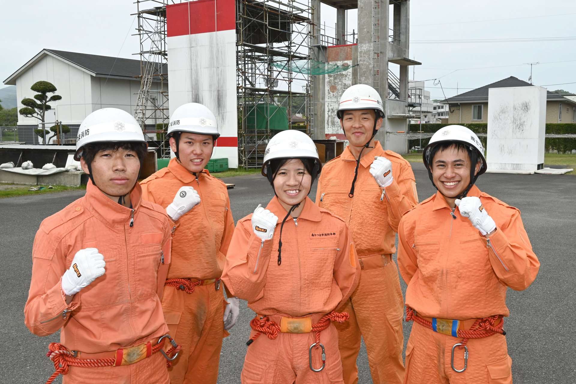 田畑花菜消防士（中央）とチームメート＝南さつま市消防本部
