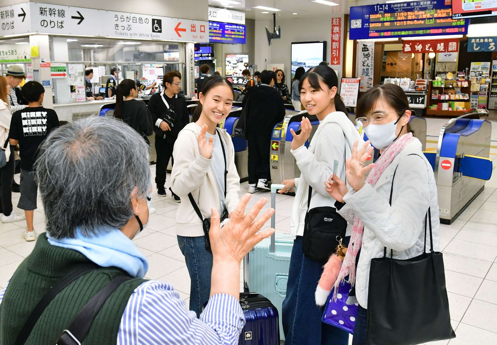 〈別カット〉九州新幹線の改札口前で別れを惜しむＵターン客＝６日午前、鹿児島市のＪＲ鹿児島中央駅