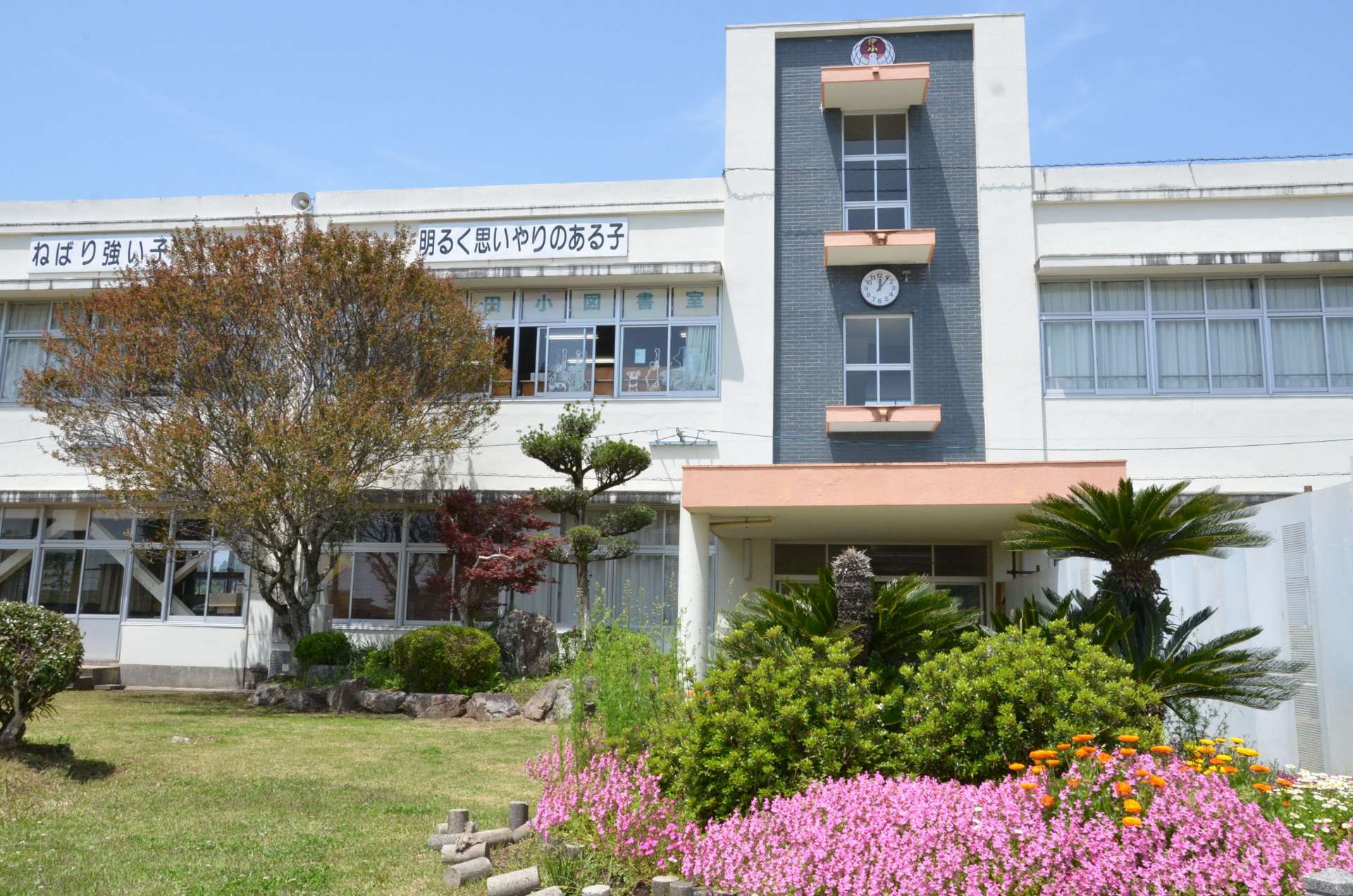 中学校と同じ敷地に立つ伊崎田小学校＝志布志市