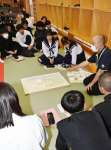 伊佐市職員から市内各施設の説明を受ける生徒ら＝伊佐市の大口高校