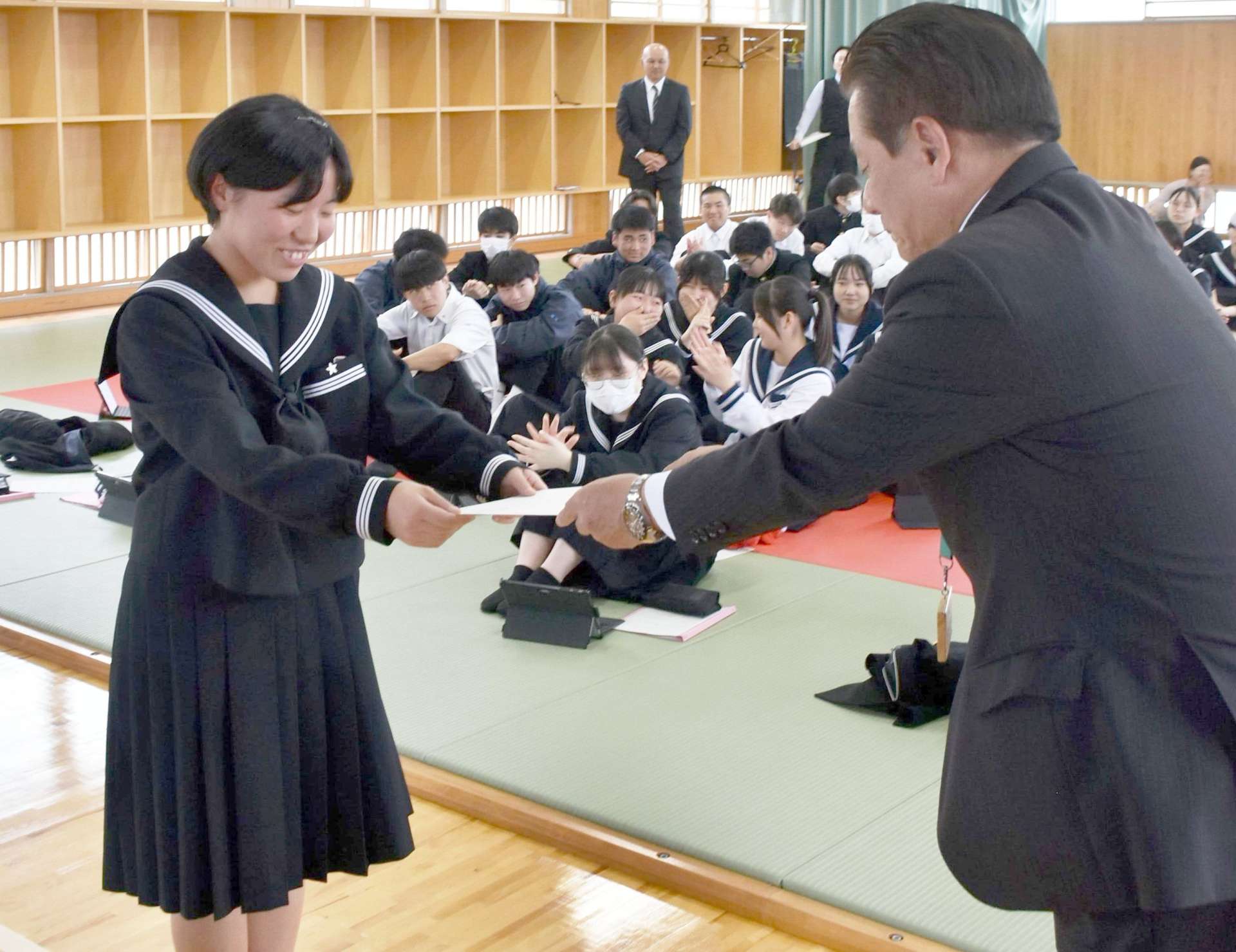 橋本欣也市長から委嘱状を受け取る生徒＝伊佐市の大口高校