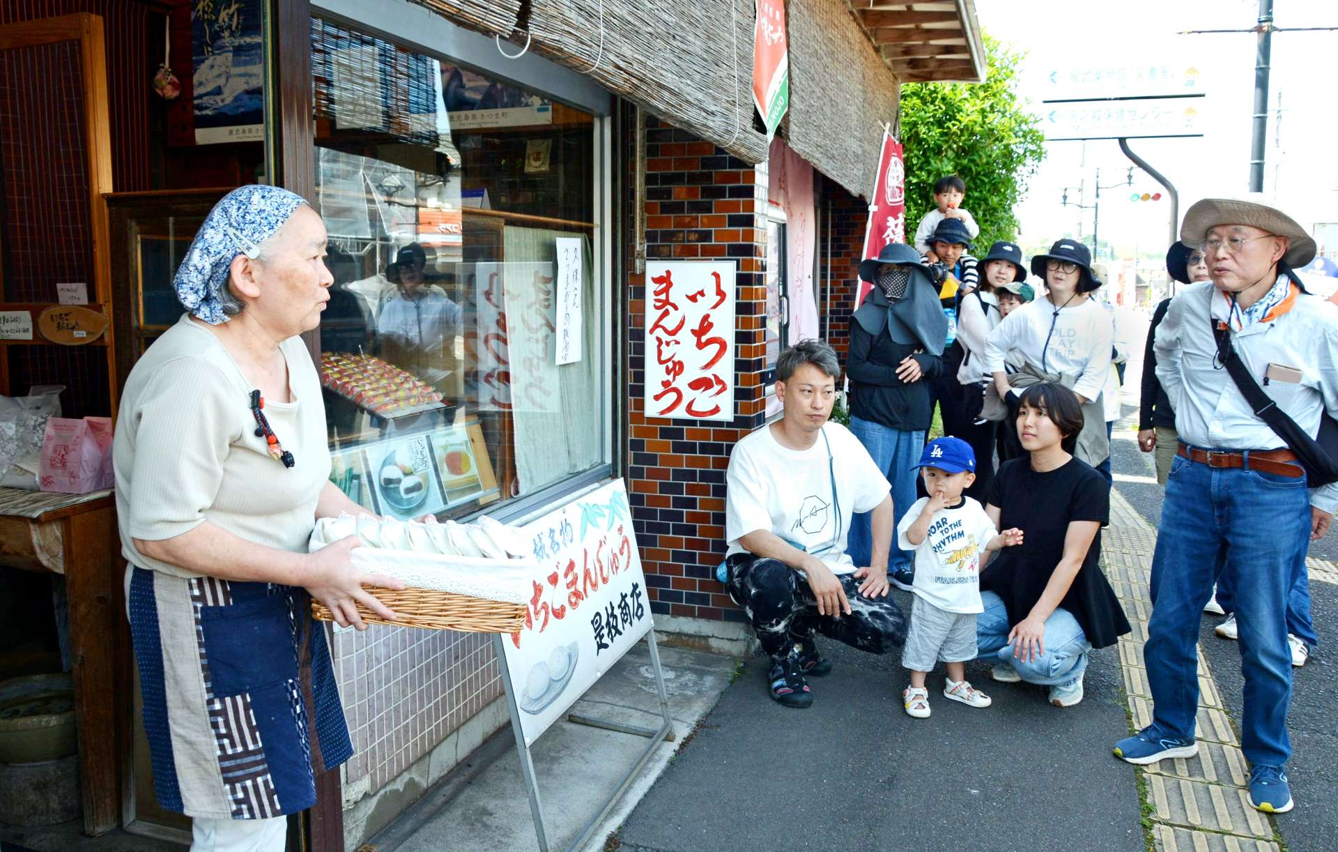 薩摩のさつま認証品「いちごまんじゅう」の説明に聞き入る参加者＝さつま町宮之城屋地