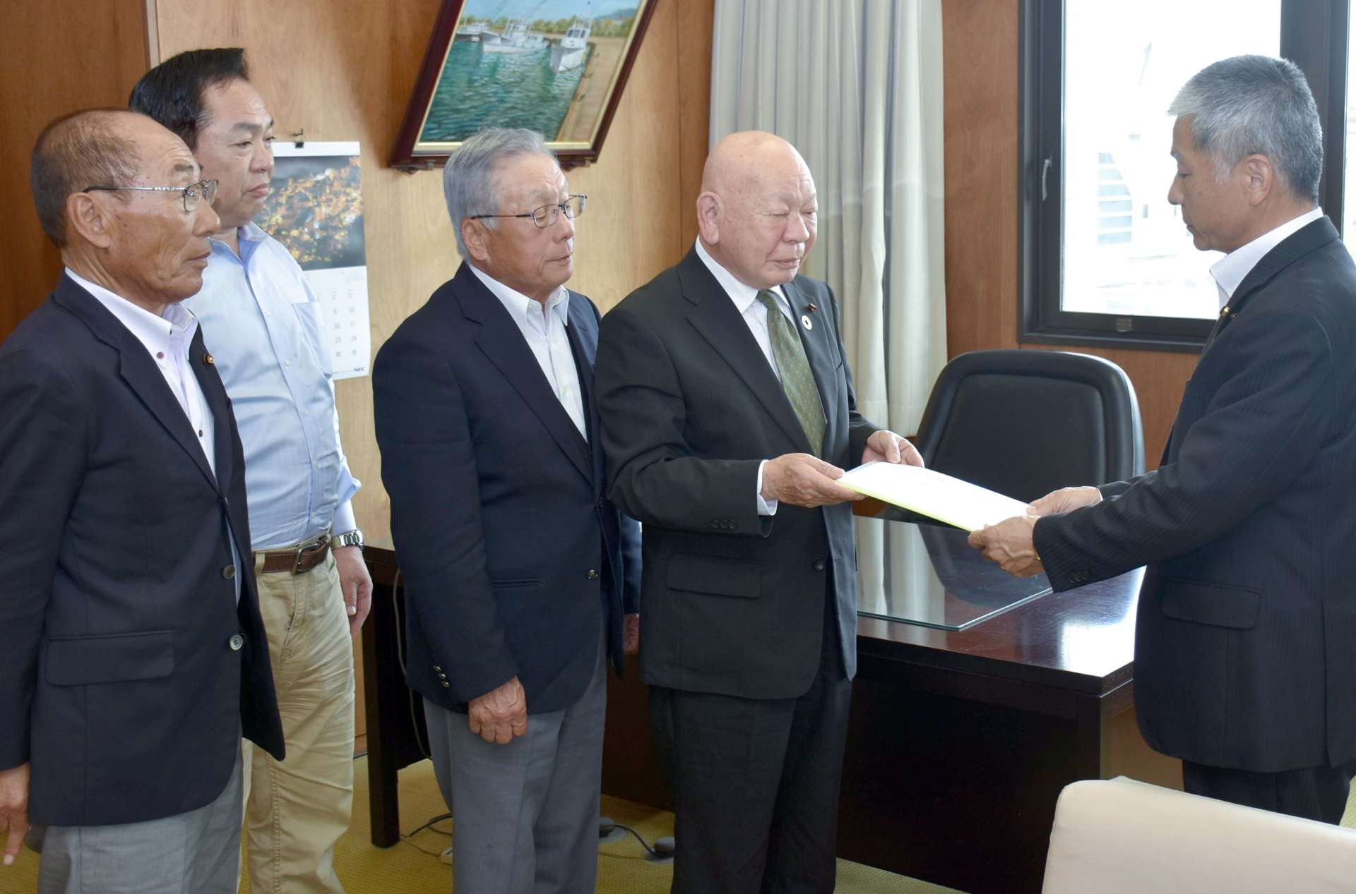 政治倫理審査請求書を提出する土屋健一市議（右から２人目）ら＝曽於市末吉の市議会