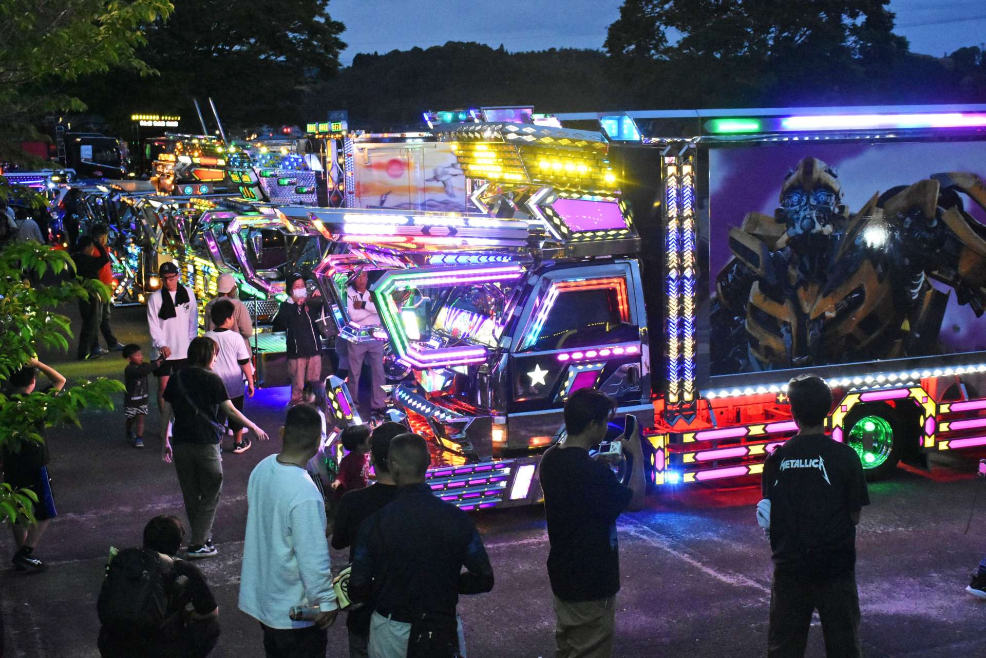 きらびやかに輝くトラックに見入る家族連れら＝伊佐市菱刈農村公園