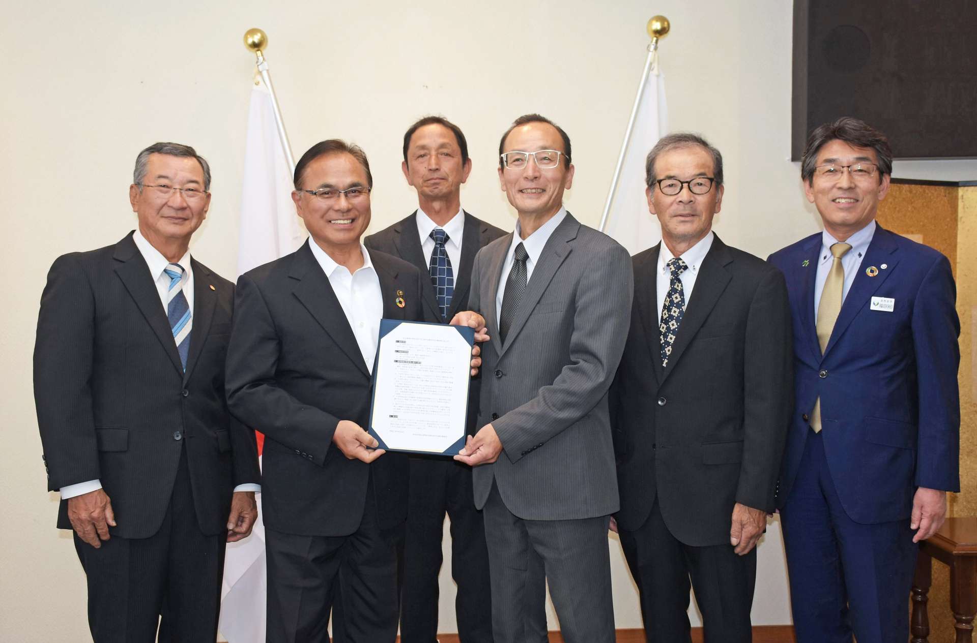 松山地域の学校の在り方検討委員会の最終とりまとめを下平晴行市長（左から２人目）に提出する検討委メンバー＝８日、志布志市役所