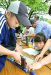 ミニ畳作りに挑戦する参加者＝いちき串木野市冠嶽