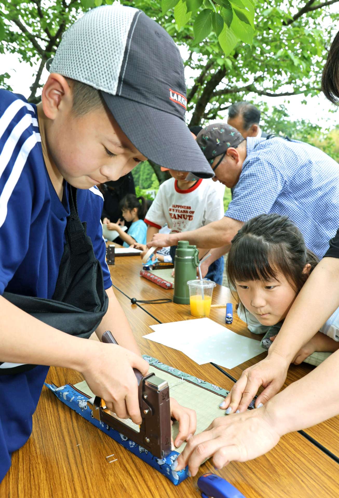 ミニ畳作りに挑戦する参加者＝いちき串木野市冠嶽
