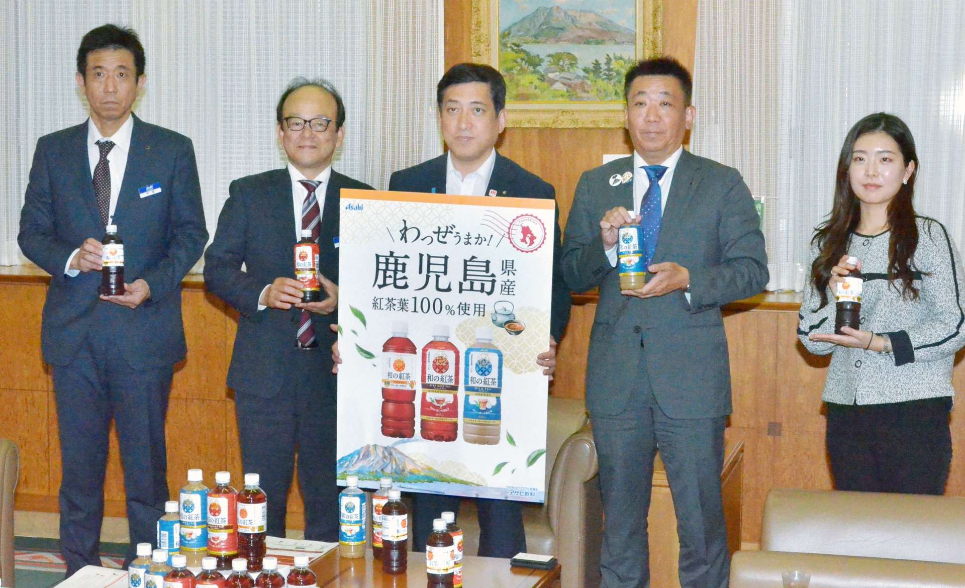 県産紅茶葉を１００％使用した紅茶飲料のＰＲで表敬訪問したアサヒ飲料の高橋徹マーケティング二部長（右から２人目）ら＝８日、県庁