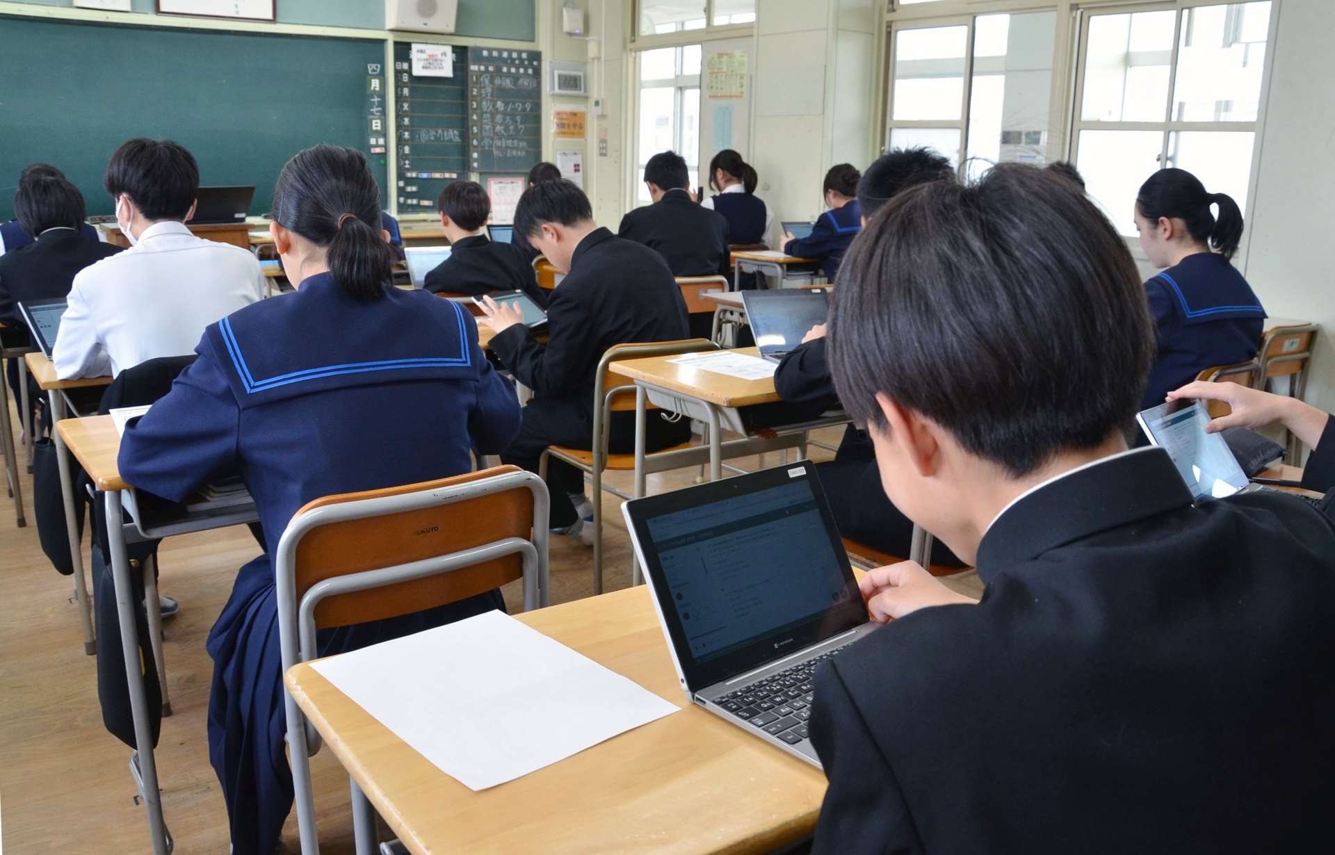 デジタル端末を活用し行われた全国学力・学習状況調査＝１７日、鹿児島市の長田中学校