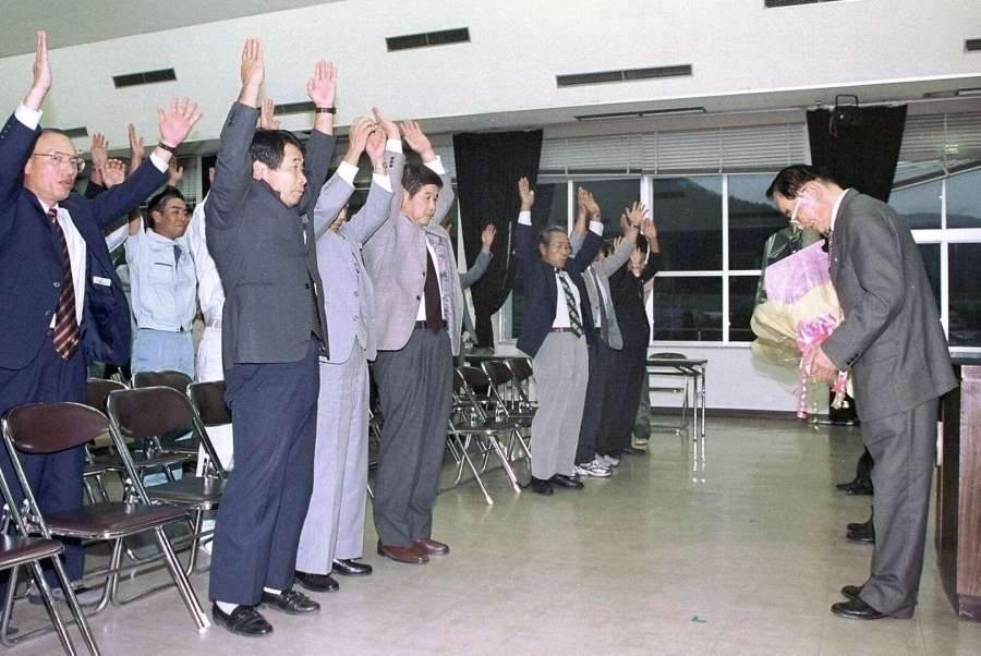 役場職員の万歳三唱で歴史を締めくくった吉田町閉庁式＝２００４年１０月２９日、同町役場