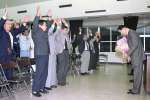 役場職員の万歳三唱で歴史を締めくくった吉田町閉庁式＝２００４年１０月２９日、同町役場