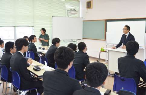 「宇宙学」に力を入れる楠隼中高一貫教育校で講演する宇宙航空研究開発機構（ＪＡＸＡ）宇宙輸送技術部門長の岡田匡史さん＝肝付町