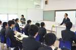 「宇宙学」に力を入れる楠隼中高一貫教育校で講演する宇宙航空研究開発機構（ＪＡＸＡ）宇宙輸送技術部門長の岡田匡史さん＝肝付町
