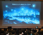 「宇宙学」に力を入れる楠隼中高一貫教育校で講演する宇宙航空研究開発機構（ＪＡＸＡ）宇宙輸送技術部門長の岡田匡史さん＝肝付町