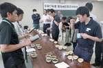一番茶の味や香りを確かめる審査員や農家ら＝９日、西之表市のＪＡ種子屋久西之表支所