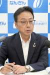 決算状況について説明する南日本銀行の田中暁爾頭取＝９日、鹿児島市中町の南日本銀行第２ビル
