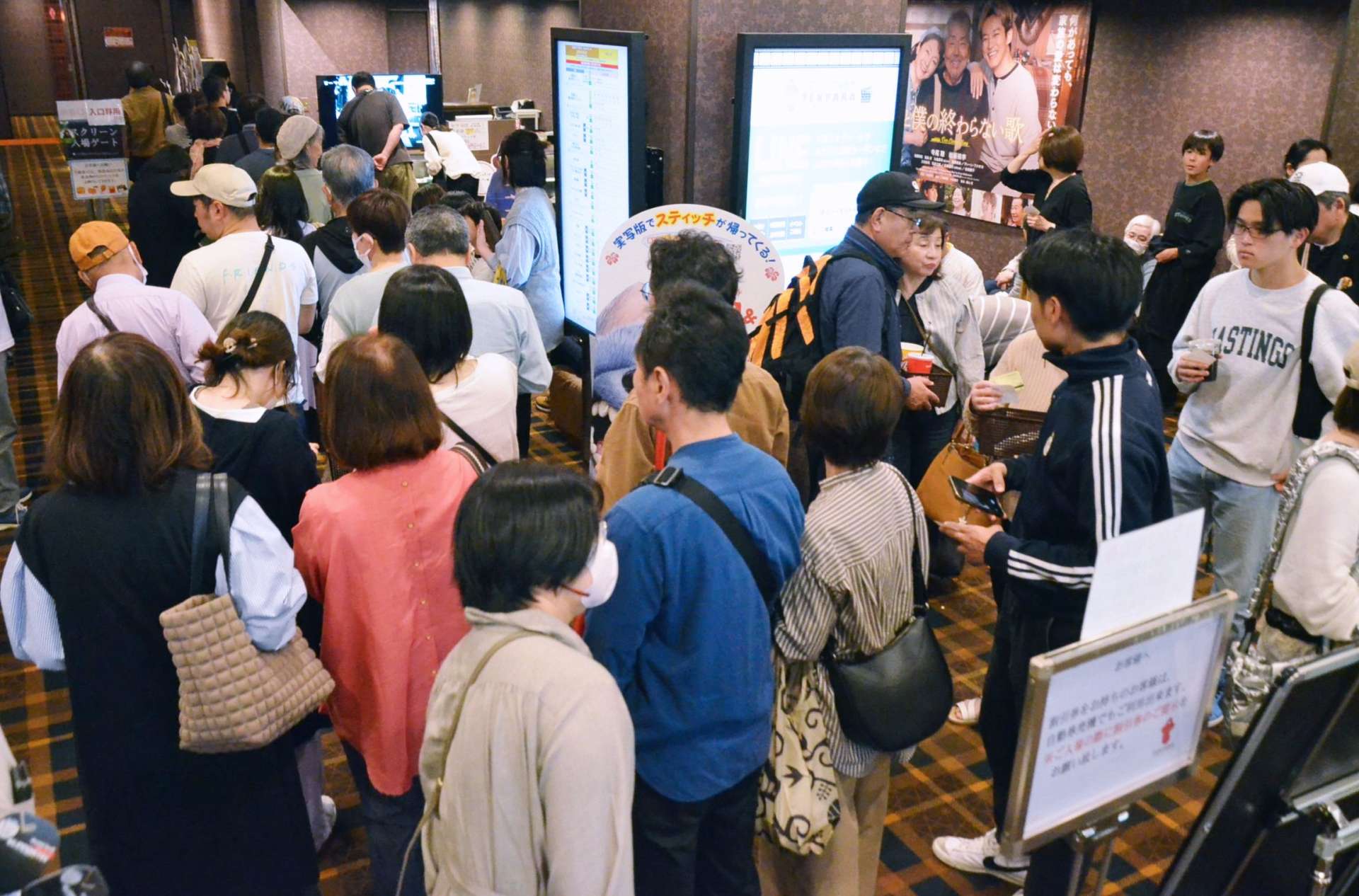 映画「教皇選挙」などの観客で混み合うフロア＝４月２７日、鹿児島市東千石町の天文館シネマパラダイス