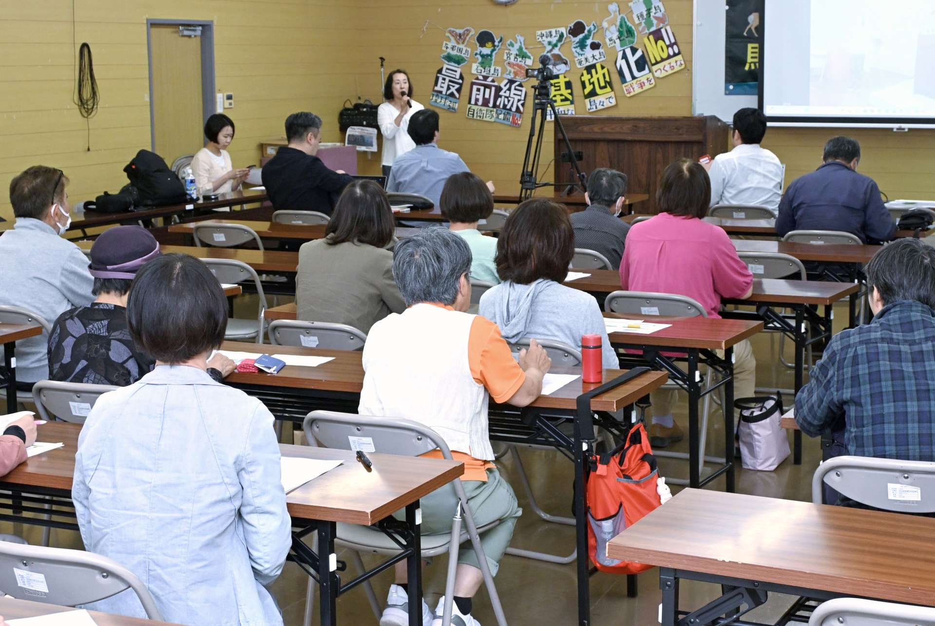 馬毛島基地整備反対の集会に集まる支援者ら＝１０日、西之表市民会館