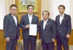 要望書を塩田康一知事に手渡した鹿児島県市長会の本坊輝雄会長（右から２人目）ら＝１２日、県庁