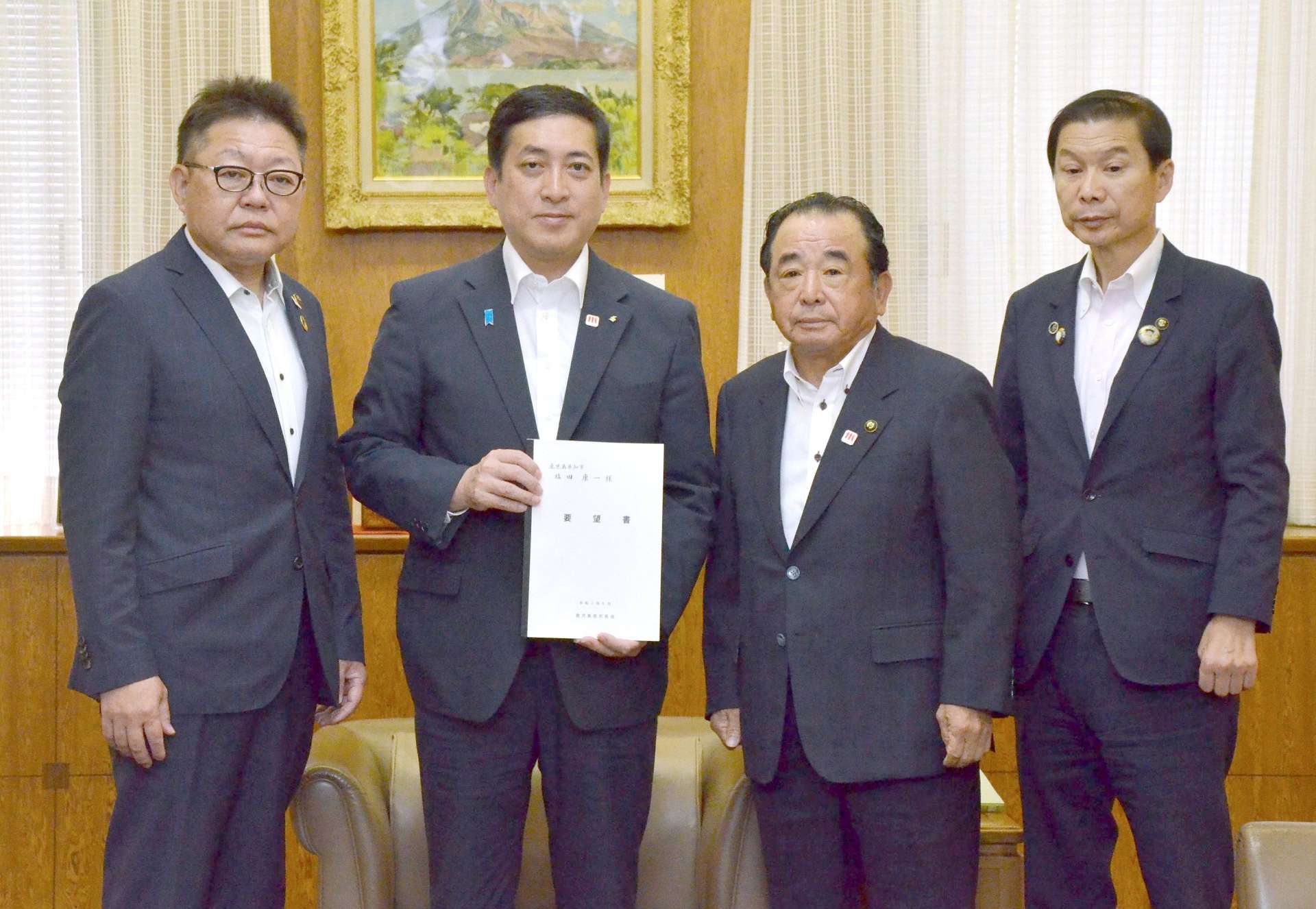 要望書を塩田康一知事に手渡した鹿児島県市長会の本坊輝雄会長（右から２人目）ら＝１２日、県庁