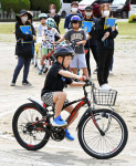 円のコースに挑戦する児童＝１０日、出水市の東出水小学校