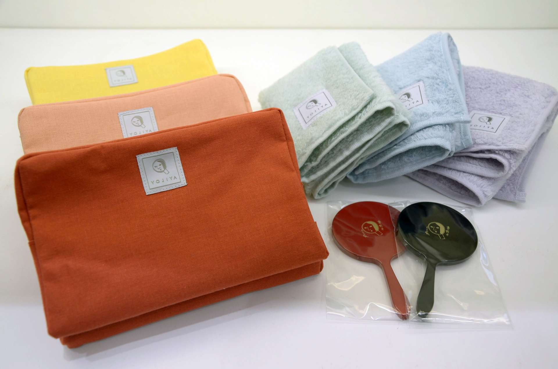 「よーじやふらっと」で販売するカラフルなハンカチやポーチ＝１４日、鹿児島市の山形屋