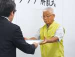 霧島市観光協会から感謝状を受け取るガイド＝霧島市役所