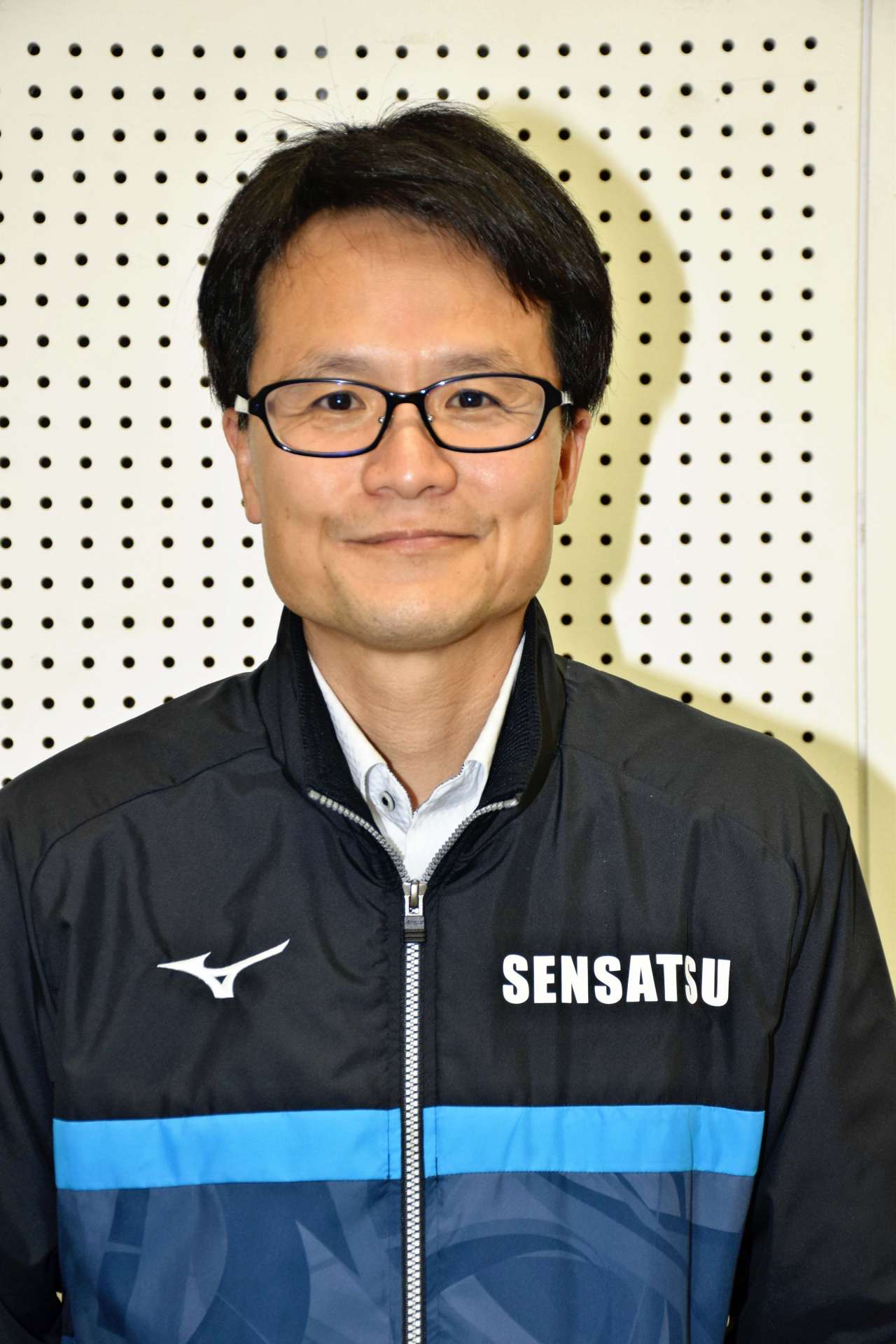 県下一周駅伝川薩地区監督に再任された中俣哲男さん＝薩摩川内市運動公園町のサンアリーナせんだい