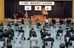 入学式で校歌を歌う生徒たち＝１８日、鹿児島市西谷山１丁目のいろは中学校