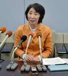 会見に臨む松崎真琴氏＝１６日、県庁