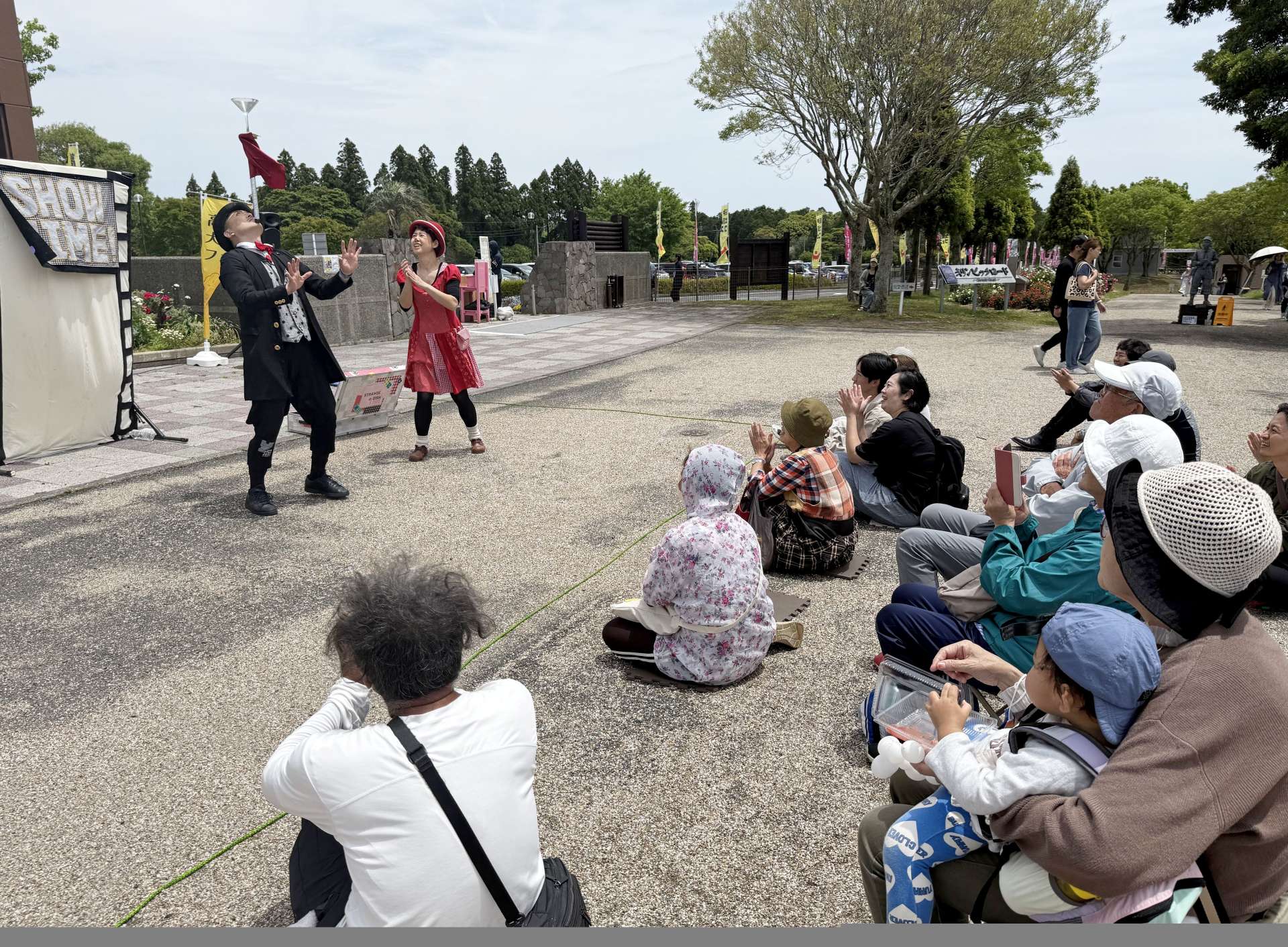 コミカルな動きで観客を楽しませる大道芸パフォーマー＝鹿屋市の霧島ケ丘公園
