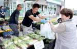 障害者就労支援施設で生産された野菜を購入する市民ら＝南九州市知覧町郡