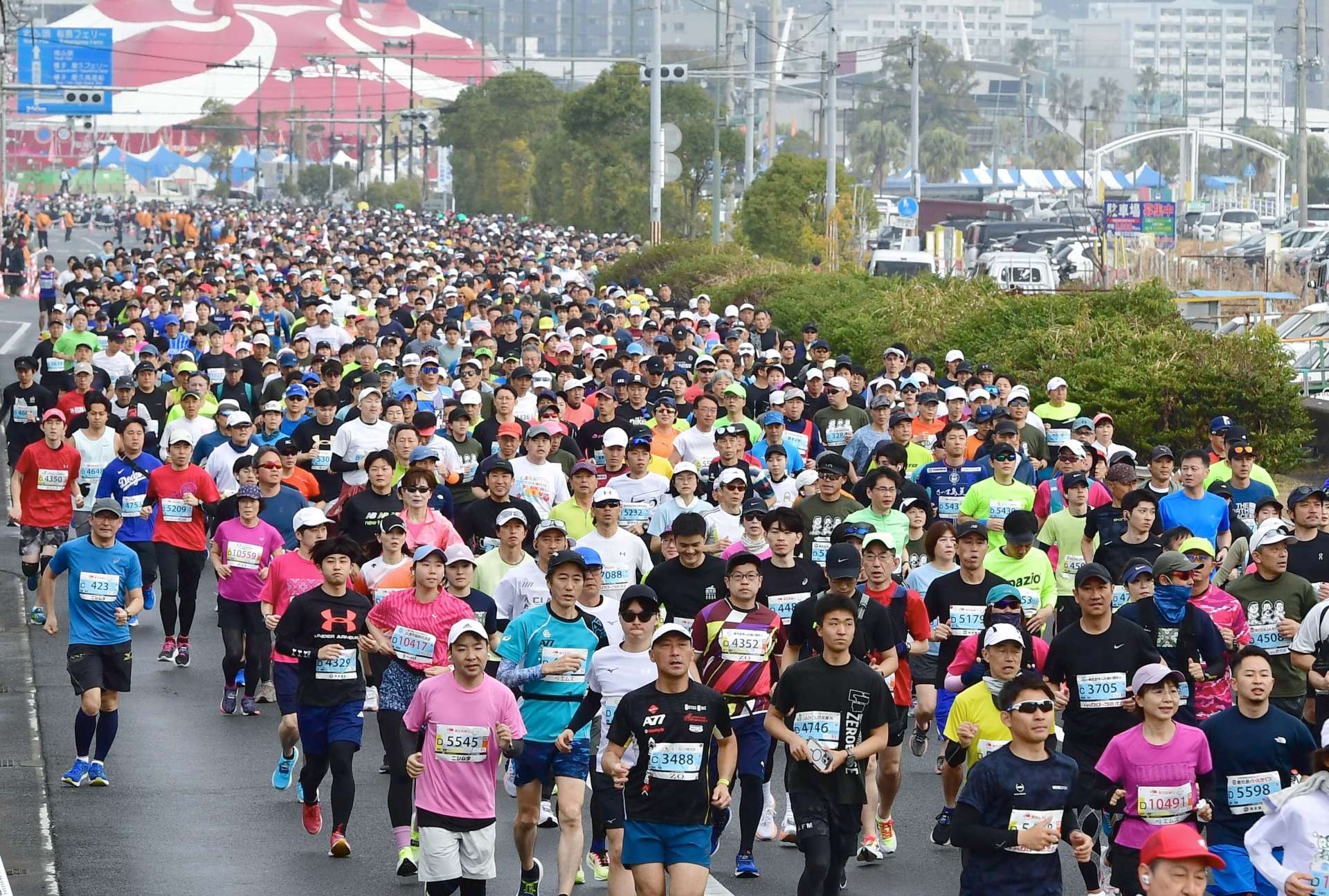 〈資料写真〉２０２５年大会のスタートの様子。ランナーが一斉にスタートする＝３月２日、鹿児島市南林寺町