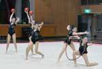 力強い演技で優勝した女子の鹿実＝県体育館