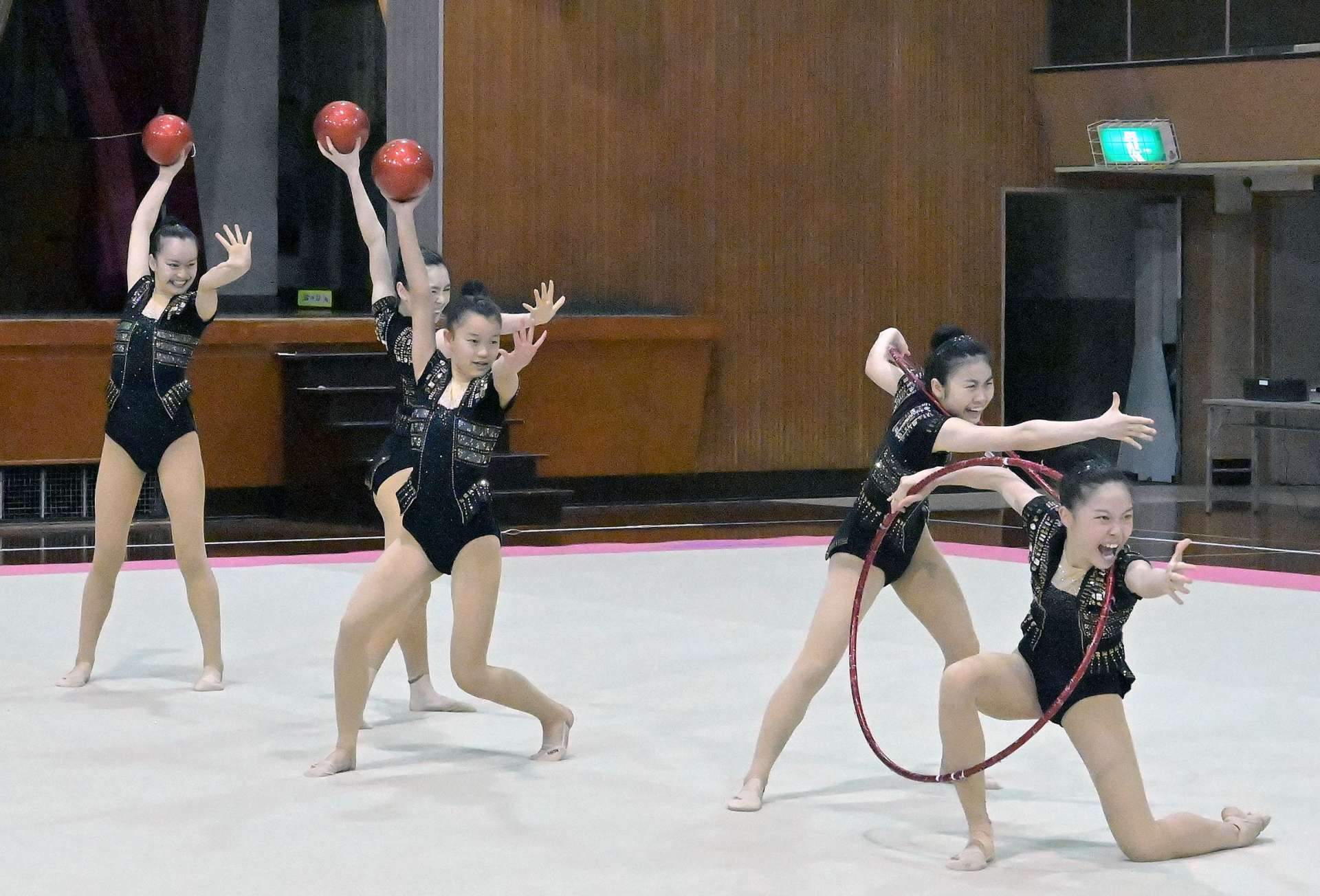 力強い演技で優勝した女子の鹿実＝県体育館