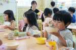 無農薬の野菜や無添加の食材を使って作った給食を食べる園児ら＝１６日、鹿児島市加治屋町のサニーサイド保育園