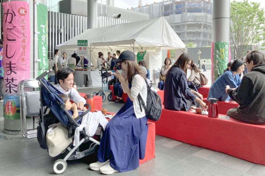 新茶を楽しむ来場者ら＝１７日、福岡市のＪＲ博多駅前広場