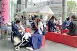 新茶を楽しむ来場者ら＝１７日、福岡市のＪＲ博多駅前広場