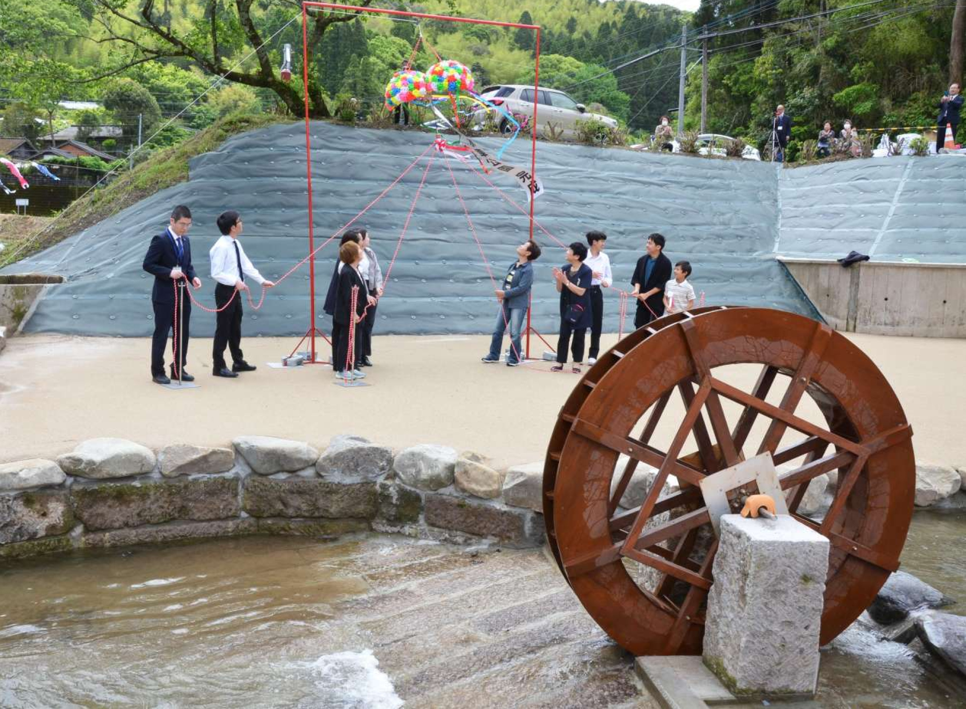 くす玉を割って祝った「坊野水車公園」の落成式＝日置市吹上