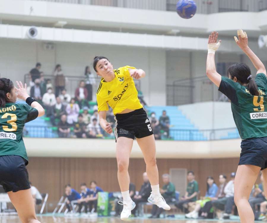 前半、シュートを放つブルーサクヤの金城＝石川県の小松総合体育館