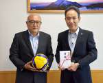 バレーボールを寄贈したユピテル鹿児島の〓（高の口がはしご）木紀社長（左）と池田浩一霧島市教育長＝霧島市役所